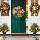 Coroană decorativă de Crăciun de 40 cm, cu ornamente colorate și mesajul Crăciun Fericit
